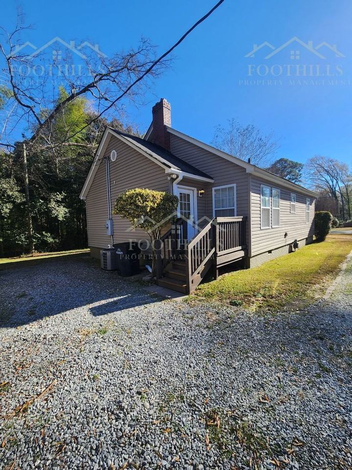 709 E Calhoun St - Photo 2 of 18