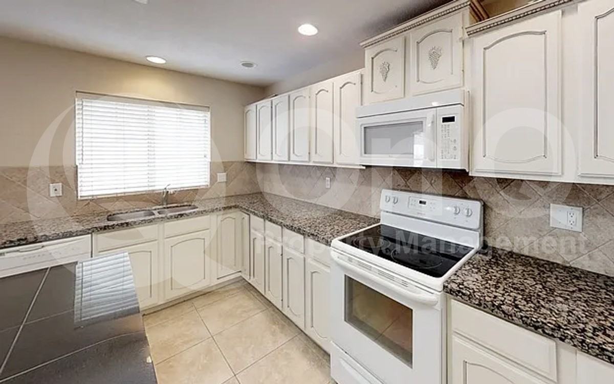 823 W Iris Dr - Photo 4 of 21