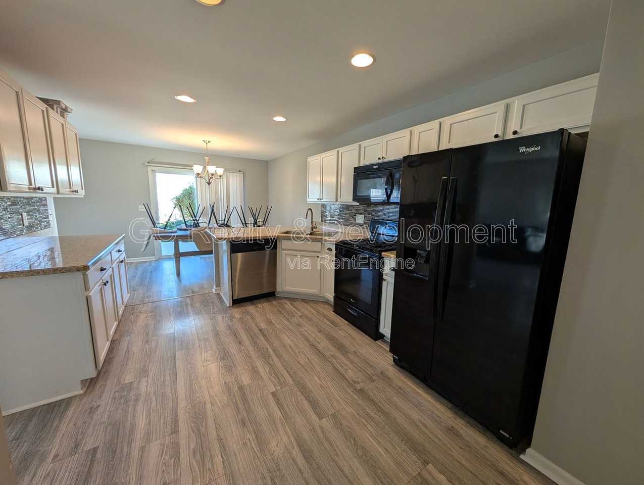 646 Vine St - Photo 3 of 25