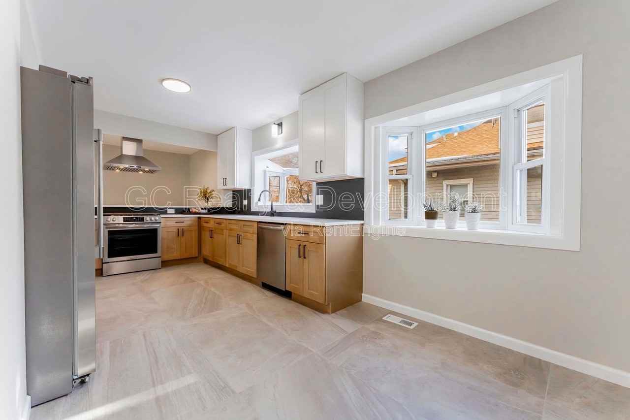 3303 Division St - Photo 7 of 33