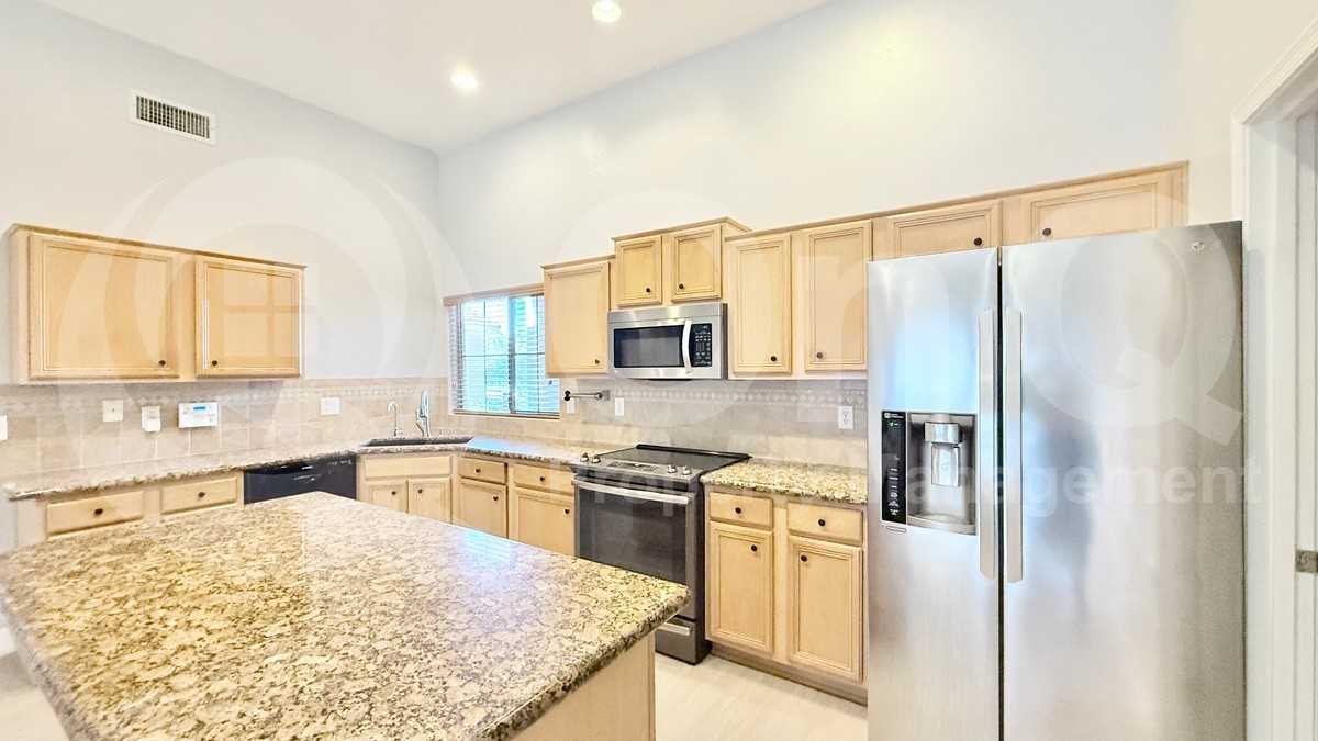 271 W Brooks St - Photo 4 of 22