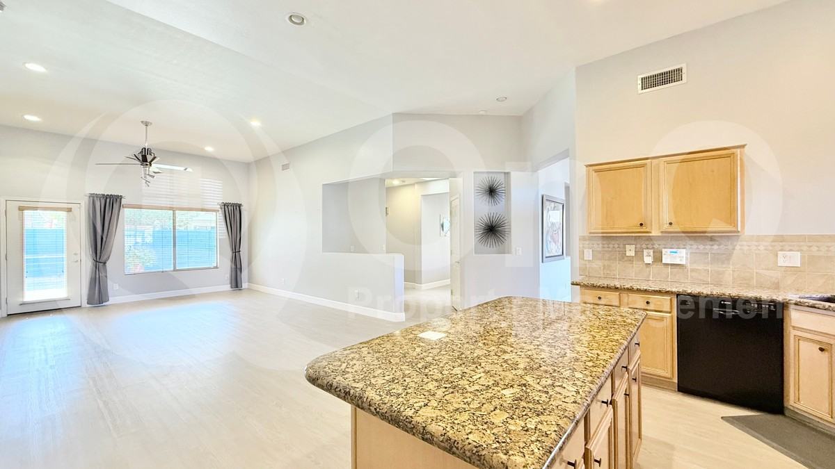 271 W Brooks St - Photo 5 of 22