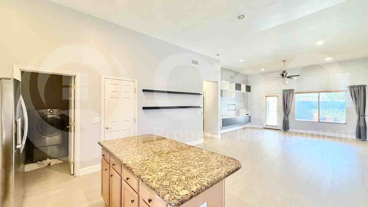 271 W Brooks St - Photo 6 of 22