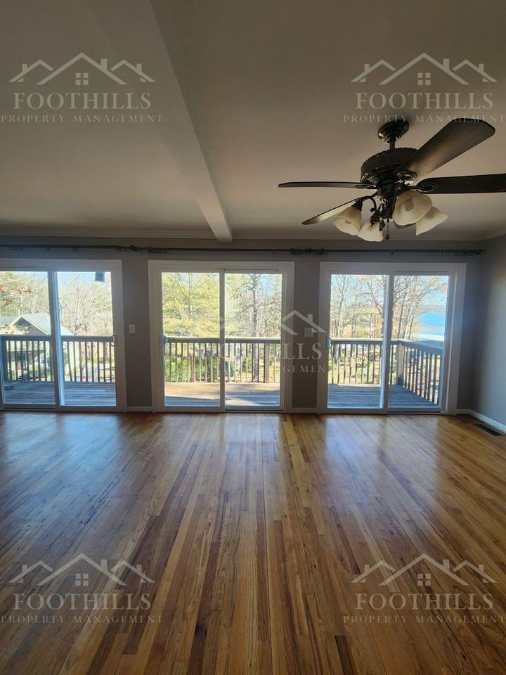 235 Harbor Dr - Photo 3 of 27