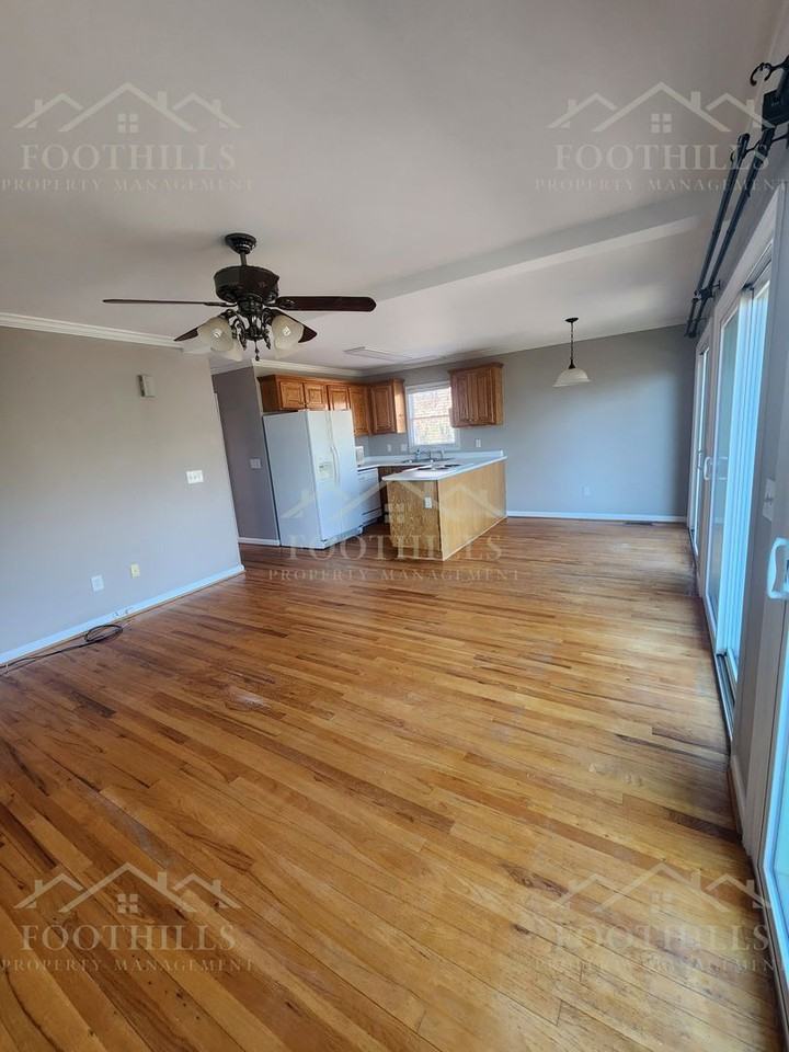 235 Harbor Dr - Photo 5 of 27