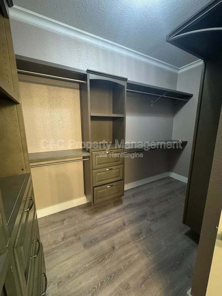 5470 Gold Creek Cir - Photo 7 of 17