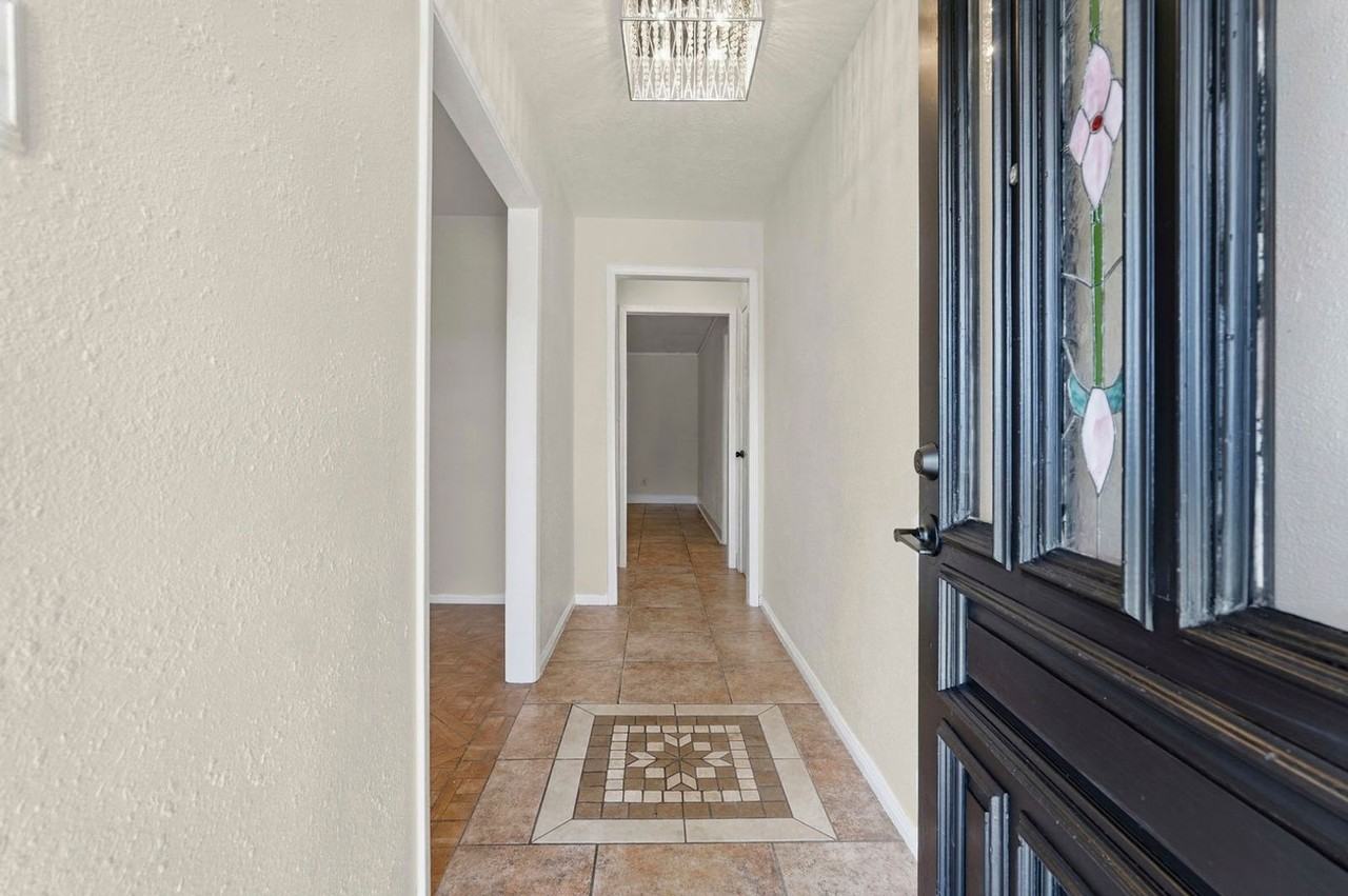 2518 Henderson Ln - Photo 3 of 28