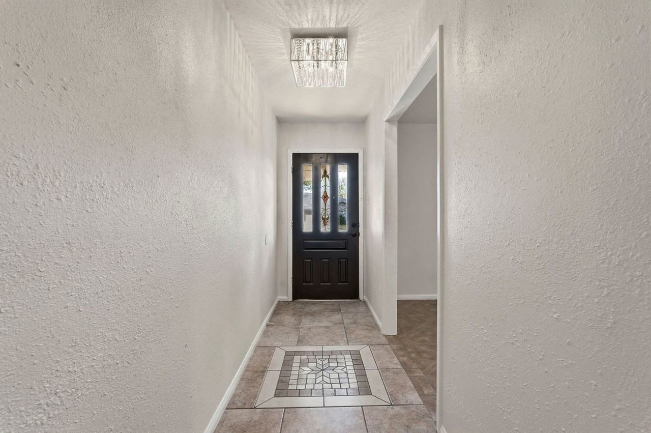 2518 Henderson Ln - Photo 4 of 28