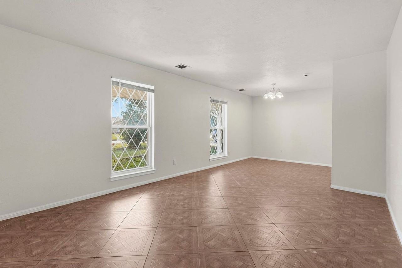 2518 Henderson Ln - Photo 6 of 28