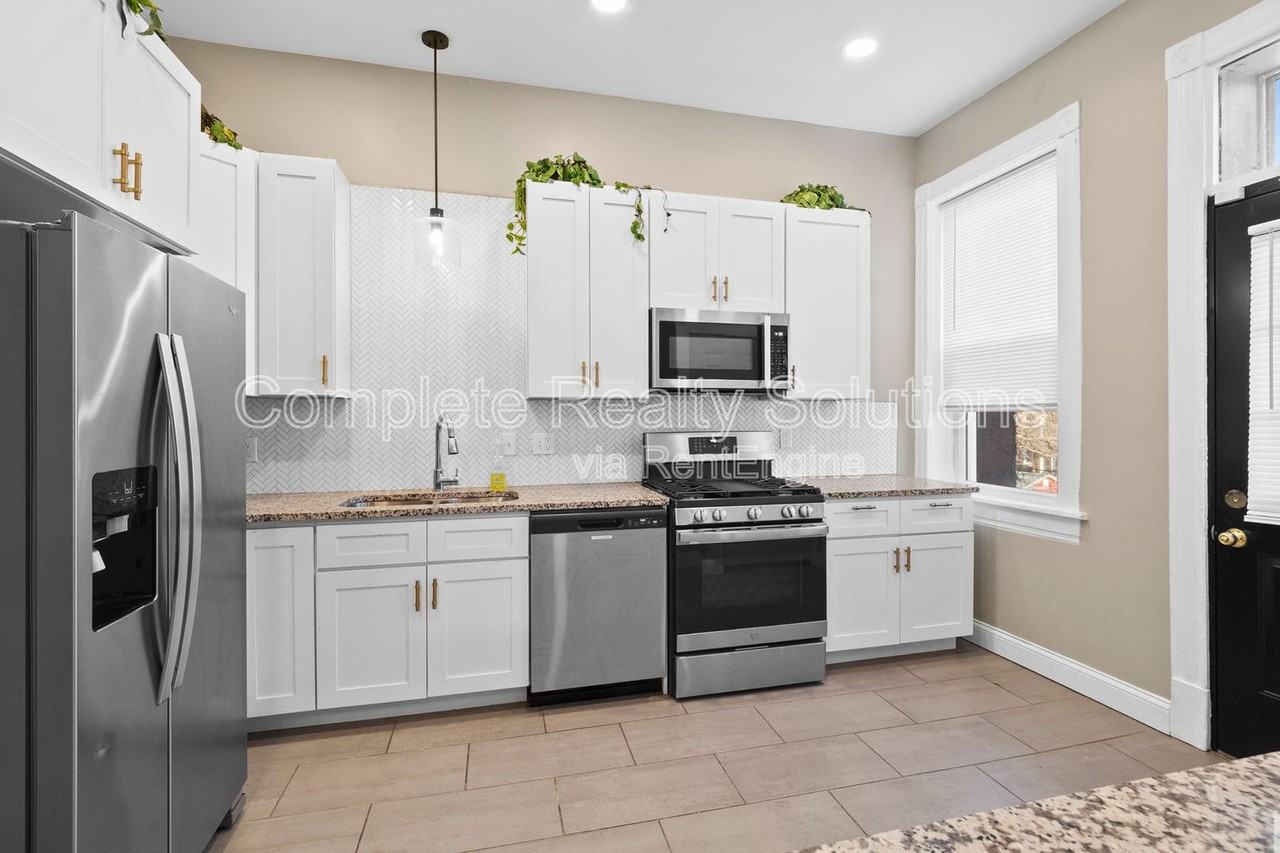 2137 Russell Blvd #2F - Photo 6 of 36