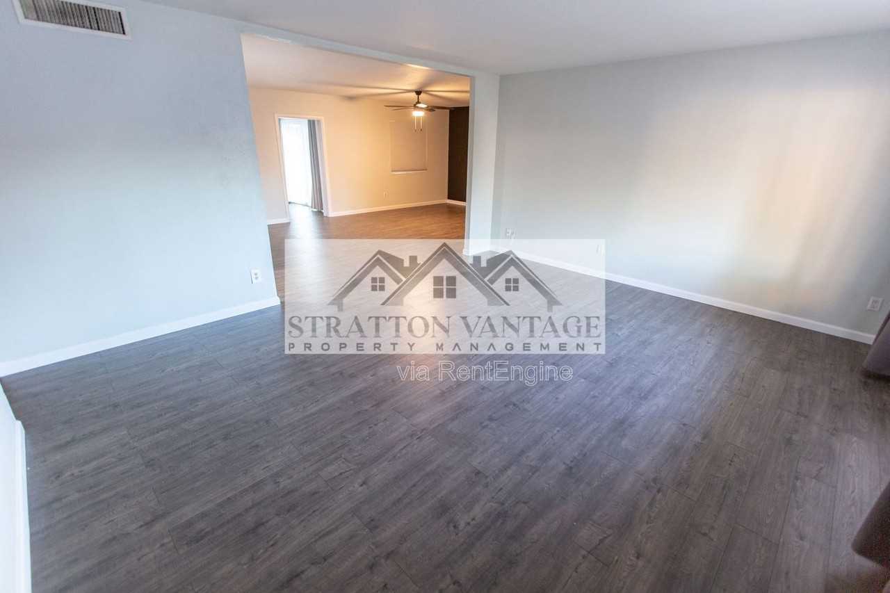 111 E Manhatton Dr - Photo 7 of 39