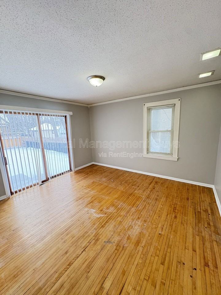 3546 Vincent Ave N - Photo 3 of 8