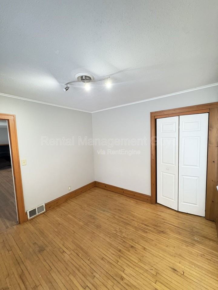 3546 Vincent Ave N - Photo 4 of 8