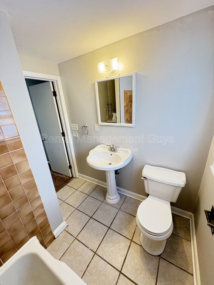 3546 Vincent Ave N - Photo 5 of 8