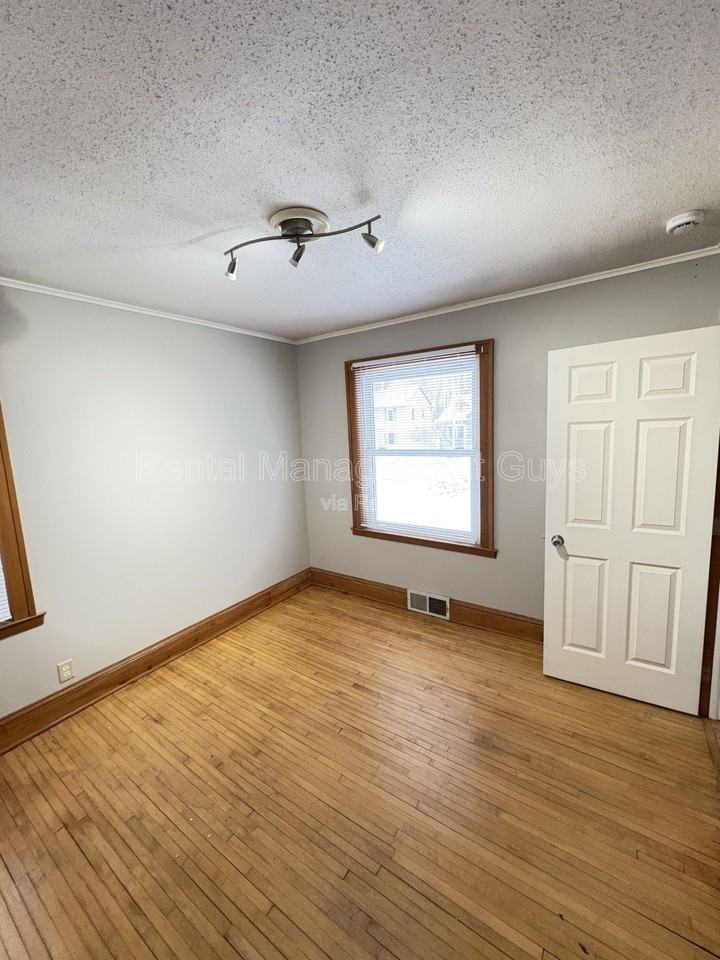 3546 Vincent Ave N - Photo 6 of 8