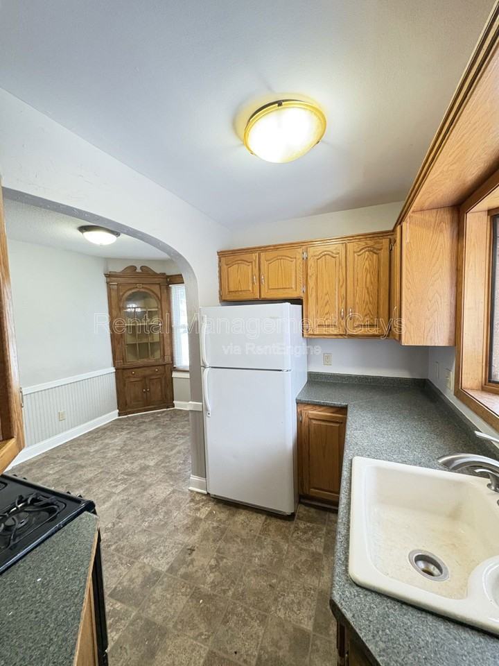 3546 Vincent Ave N - Photo 7 of 8