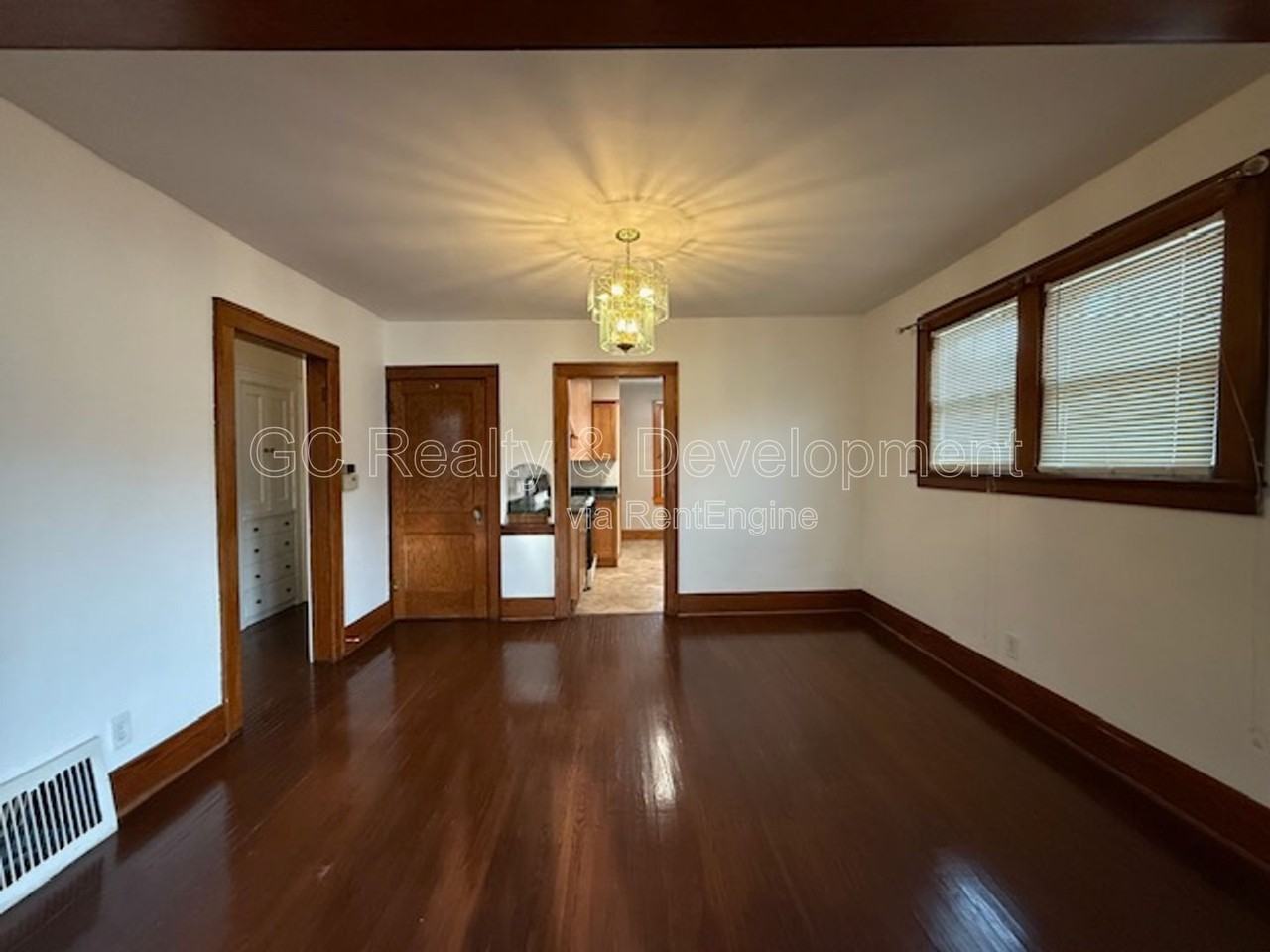 454 Moseley St - Photo 4 of 16