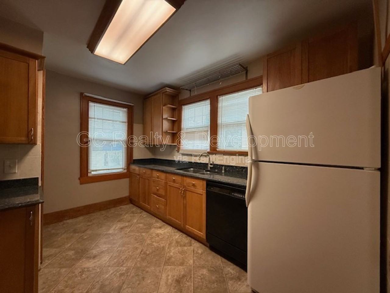 454 Moseley St - Photo 5 of 16