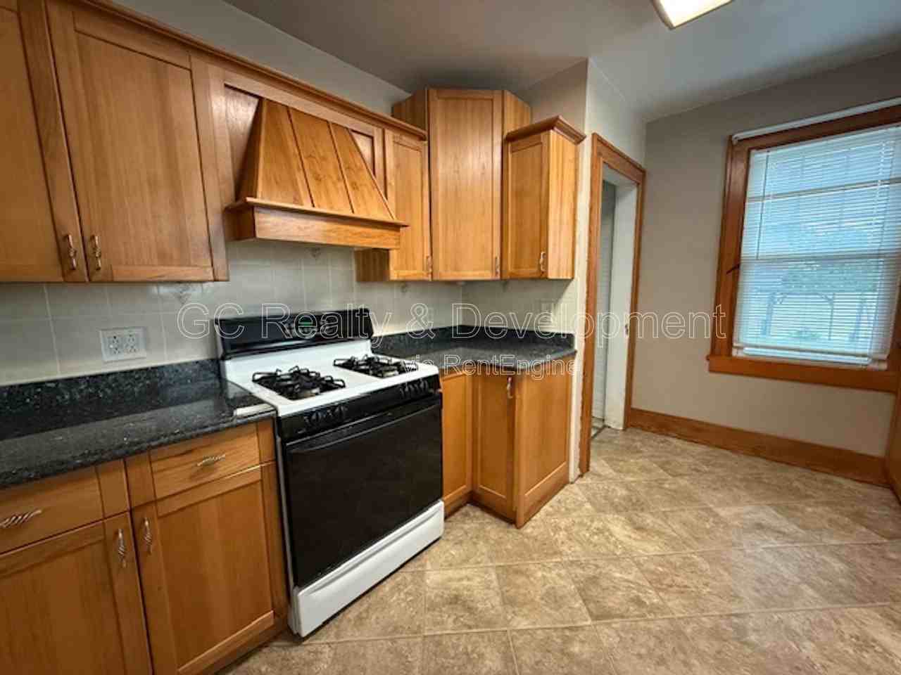 454 Moseley St - Photo 6 of 16