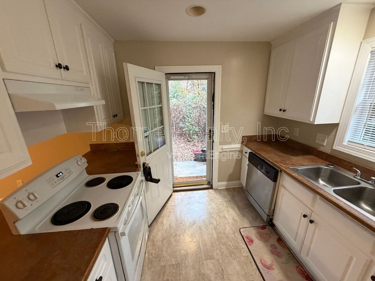 113 Charlotte St - Photo 5 of 15