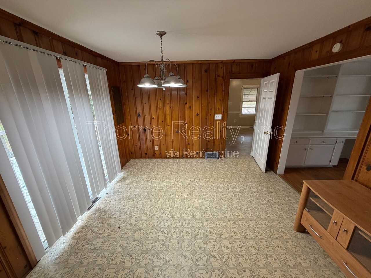 208 Ridgewood Dr - Photo 4 of 15