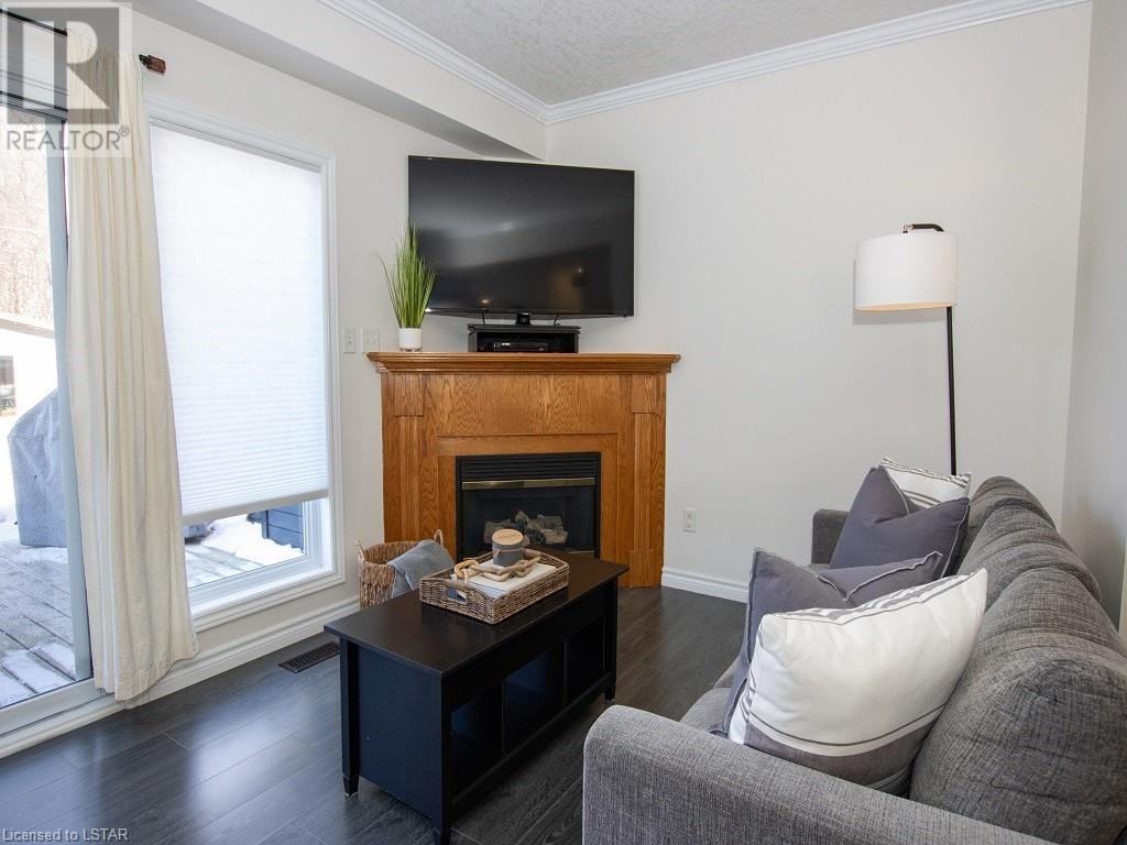 1555 Beaverbrook Avenue - Photo 4 of 13