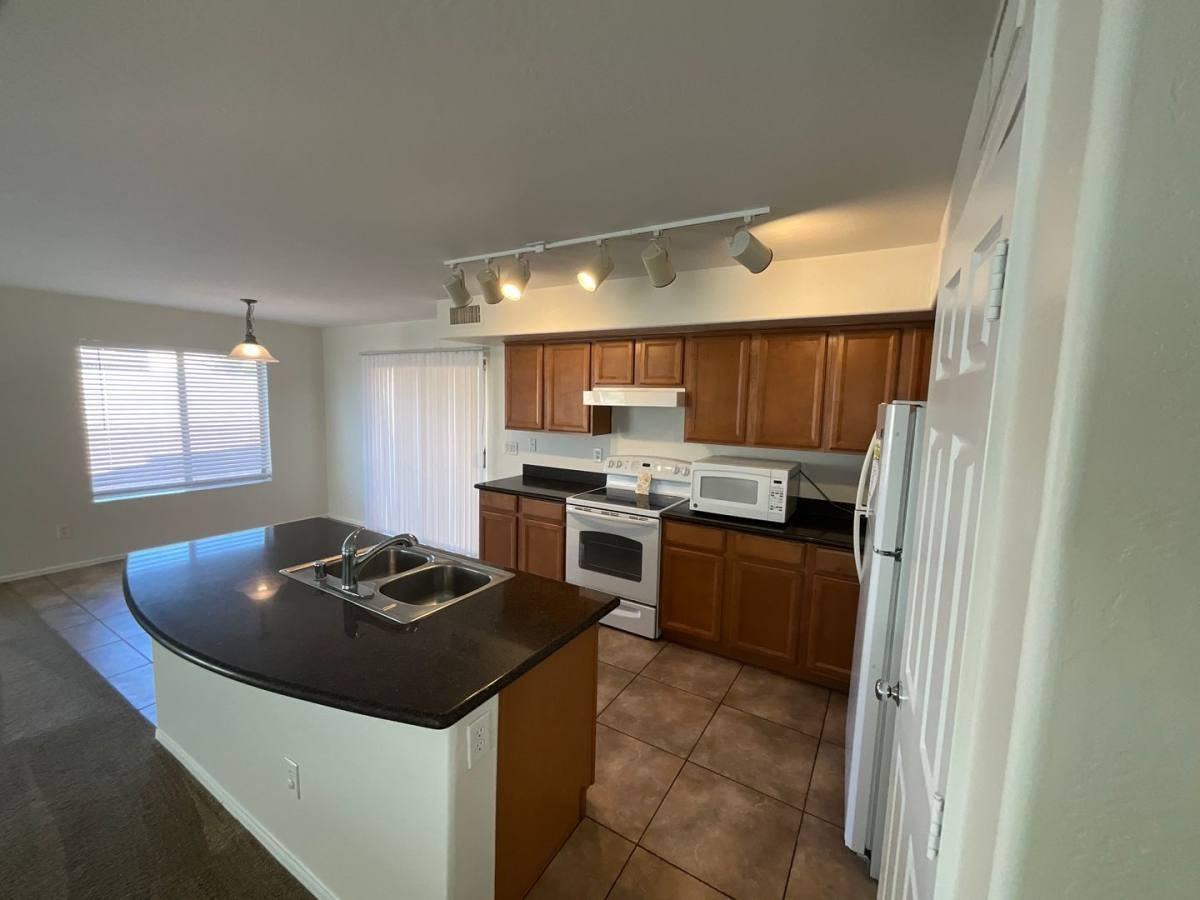 15582 W Rio Vista Ln - Photo 2 of 10