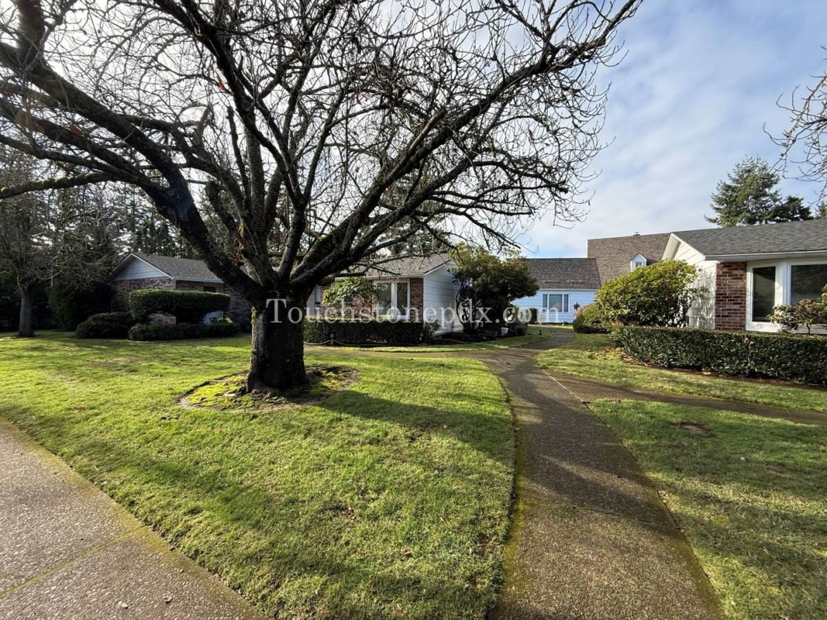 1411 Se 130th Ave - Photo 3 of 10