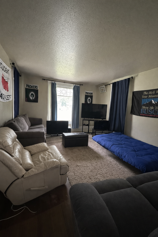 425 Hudson St - Photo 4 of 16