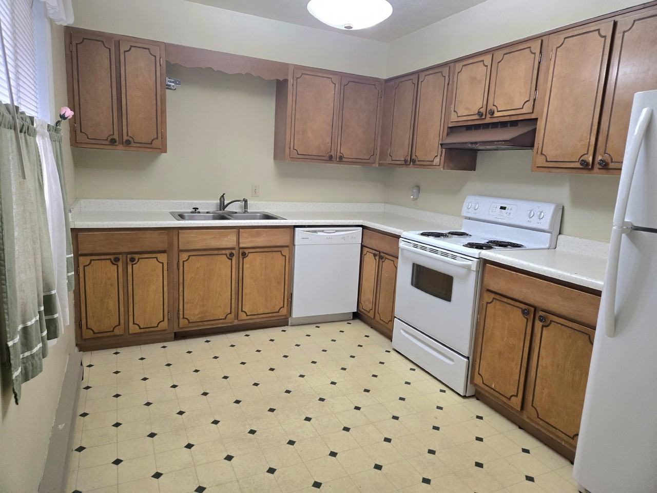 635 6th St W - Photo 3 of 11