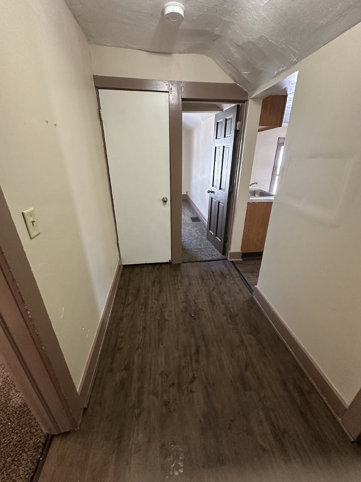 1413 1/2 Linden Ave - Photo 3 of 8