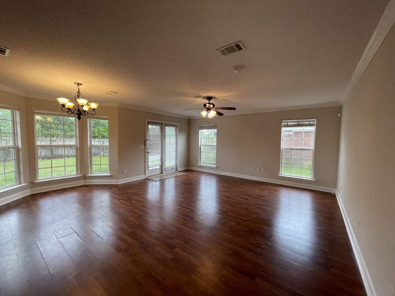 138 Grandview Dr - Photo 3 of 16