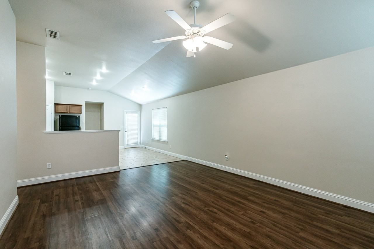 11207 Dover Ave - Photo 3 of 17