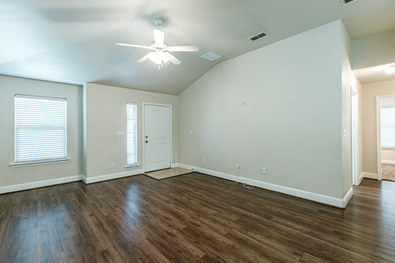 11207 Dover Ave - Photo 4 of 17