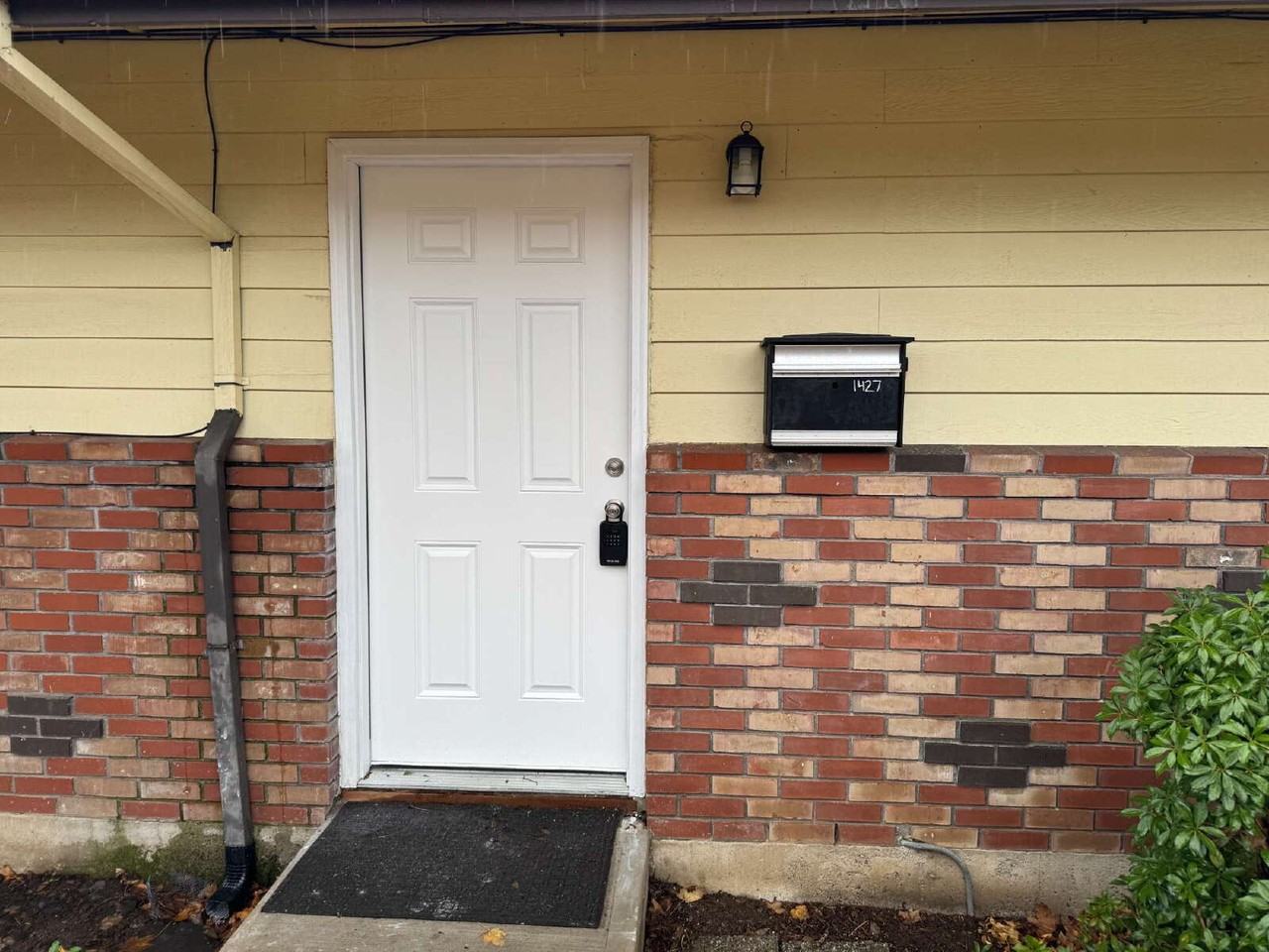 1427 Se 85th Ave - Photo 2 of 10