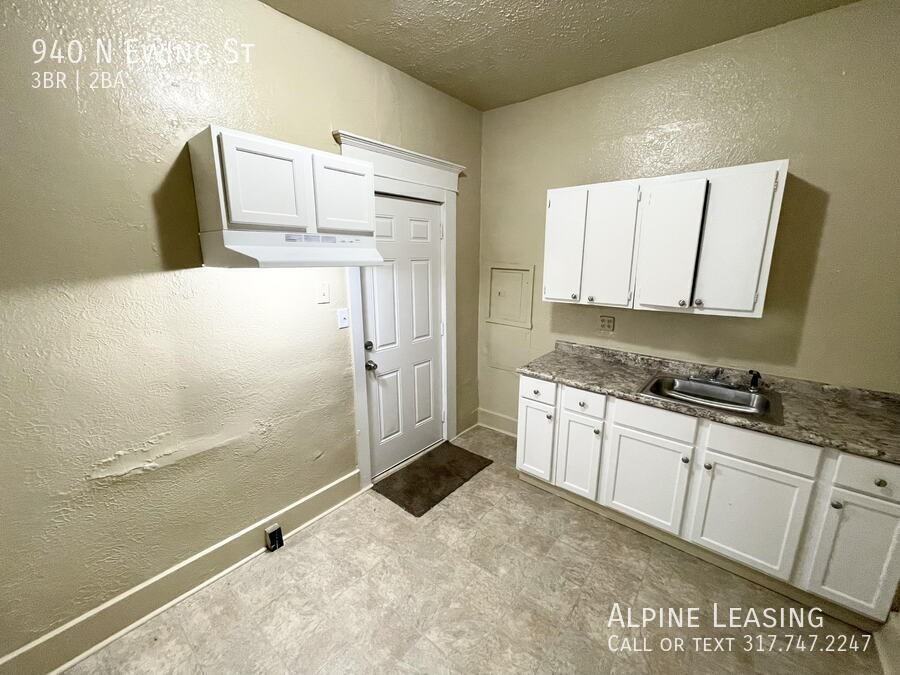 940 N Ewing St - Photo 7 of 9