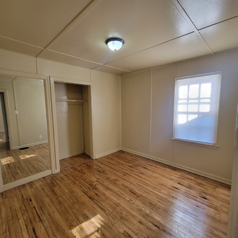 3835 N Tacoma Ave - Photo 3 of 8