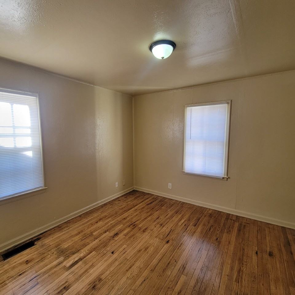 3835 N Tacoma Ave - Photo 5 of 8