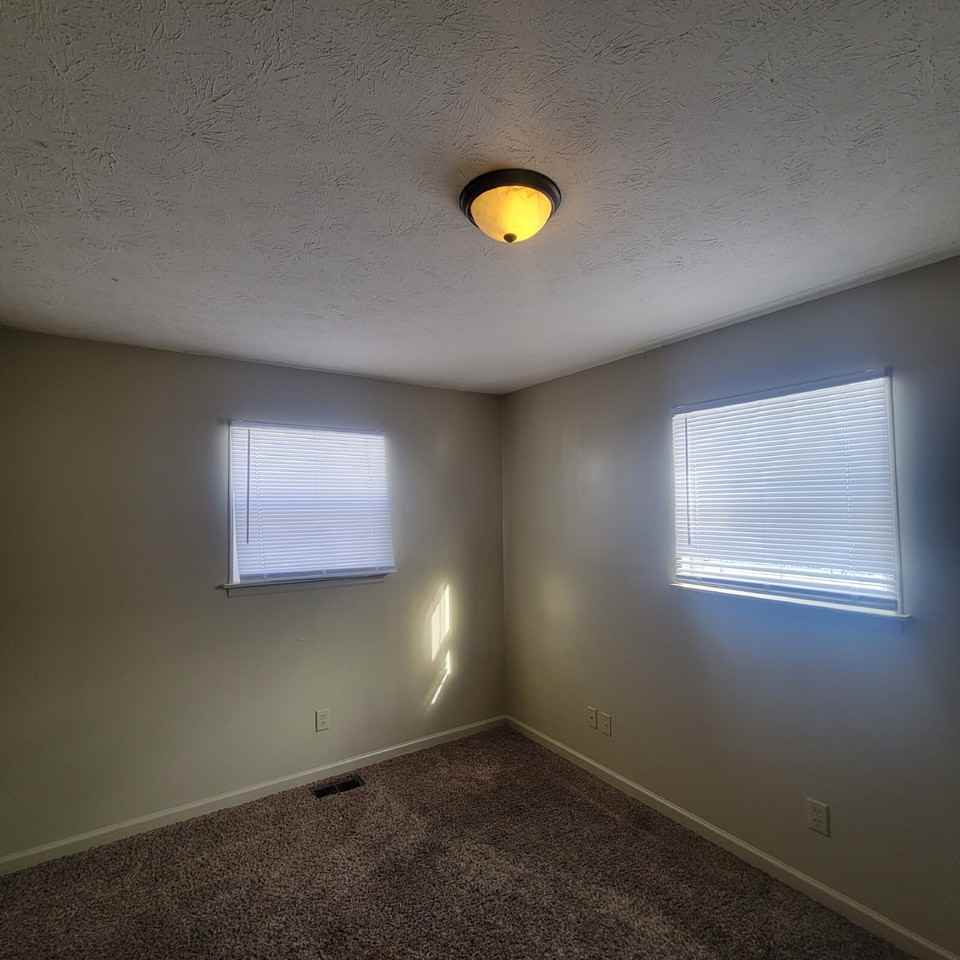 4047 Desmond Ave - Photo 2 of 7