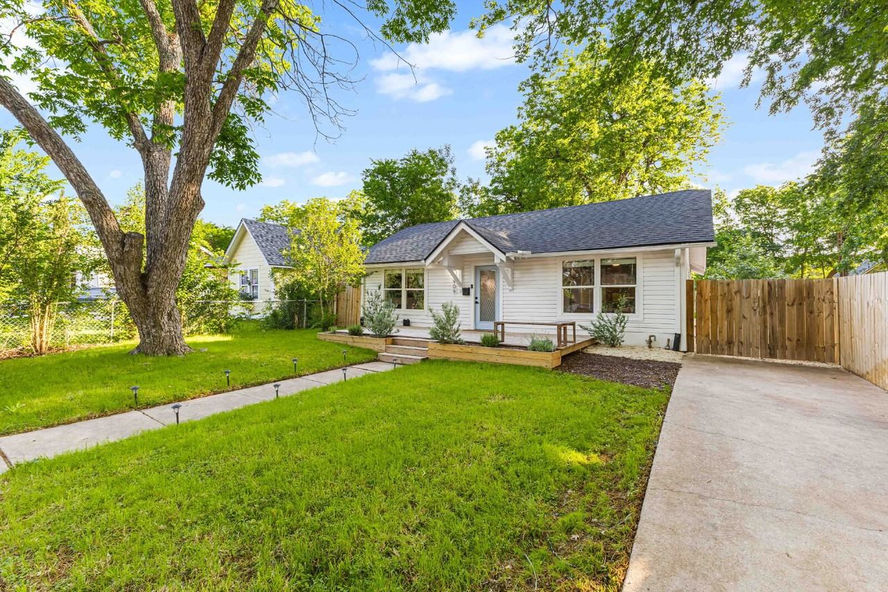 909 N 30th St - Photo 3 of 38