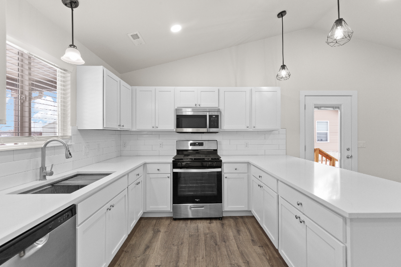 818 Burr St - Photo 4 of 32