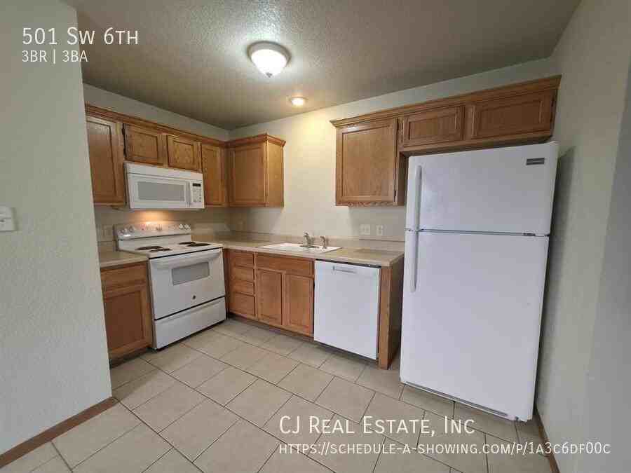 501 Sw 6th St - Photo 3 of 11