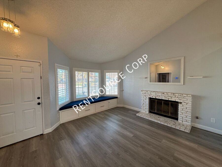 1940 Simsburry St - Photo 5 of 32