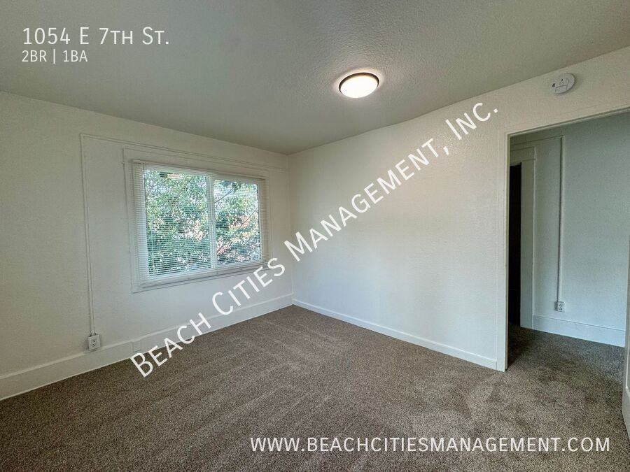 1054 E 7th St - Photo 6 of 19