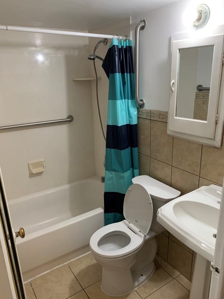 562 S Main St #B - Photo 3 of 7