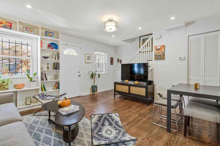 2030 E St Ne - Photo 2 of 38