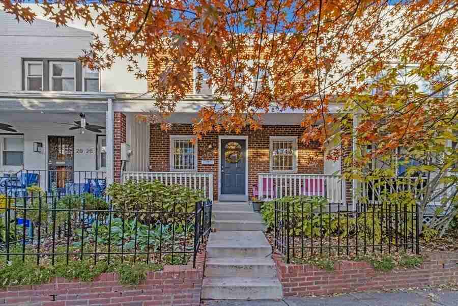 2030 E St Ne - Photo 4 of 38