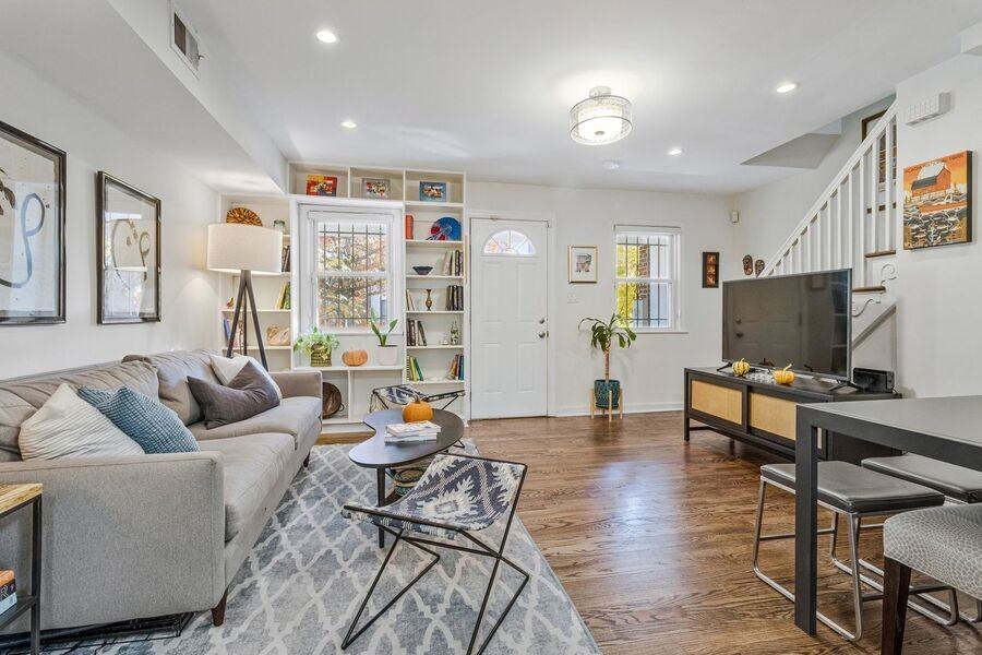 2030 E St Ne - Photo 7 of 38