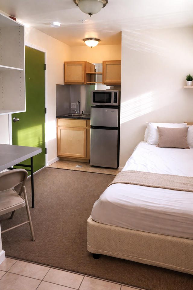 Strada - Convenient UW living. - Photo 2 of 18