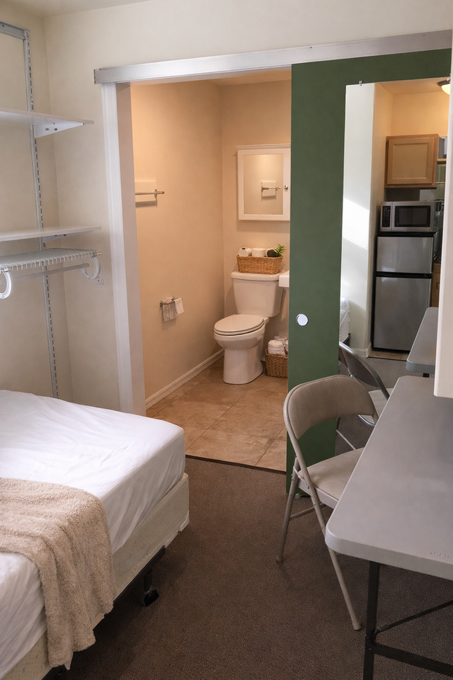 Strada - Convenient UW living. - Photo 5 of 18